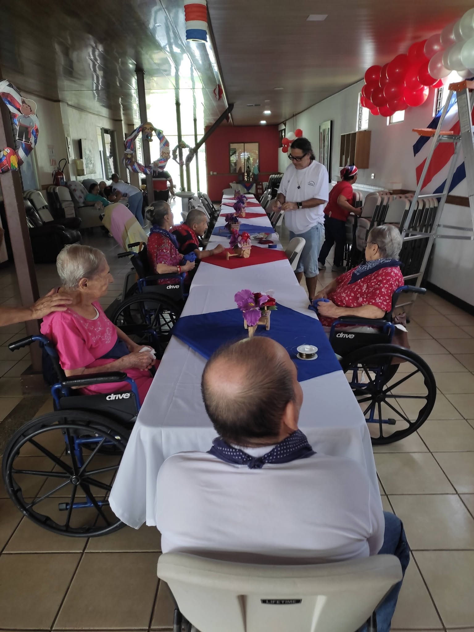 Actividad recreativa con personas adultas mayores del Hogar